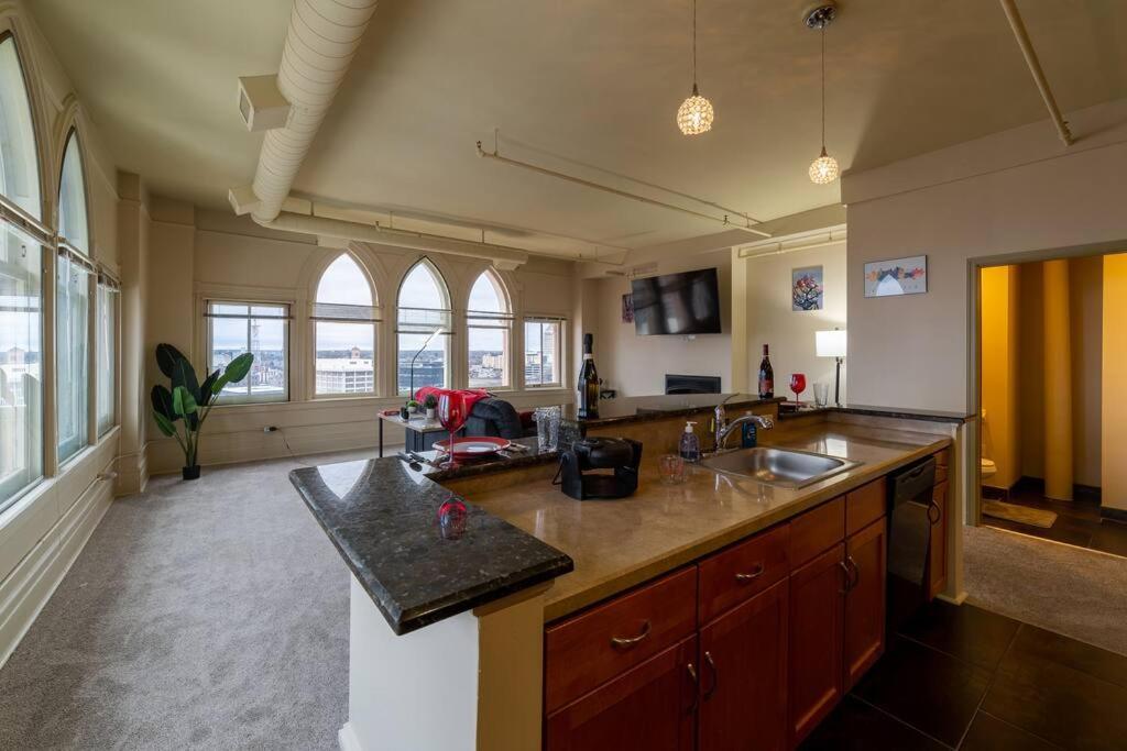 Apartmán King Bed W/ Panoramic Views Of Dt! Rochester Exteriér fotografie